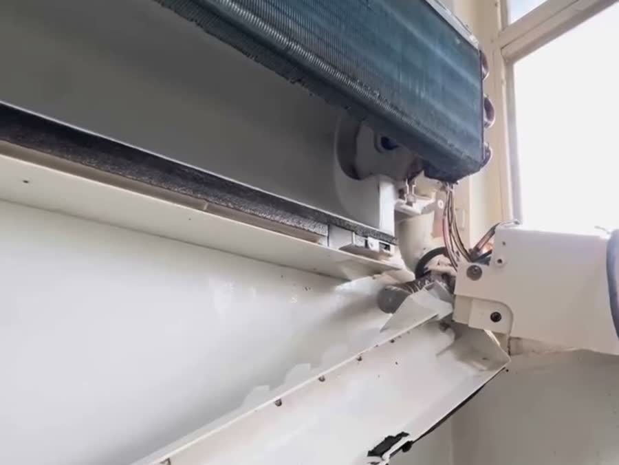 Evaporadora de ar-condicionado limpa depois do serviço